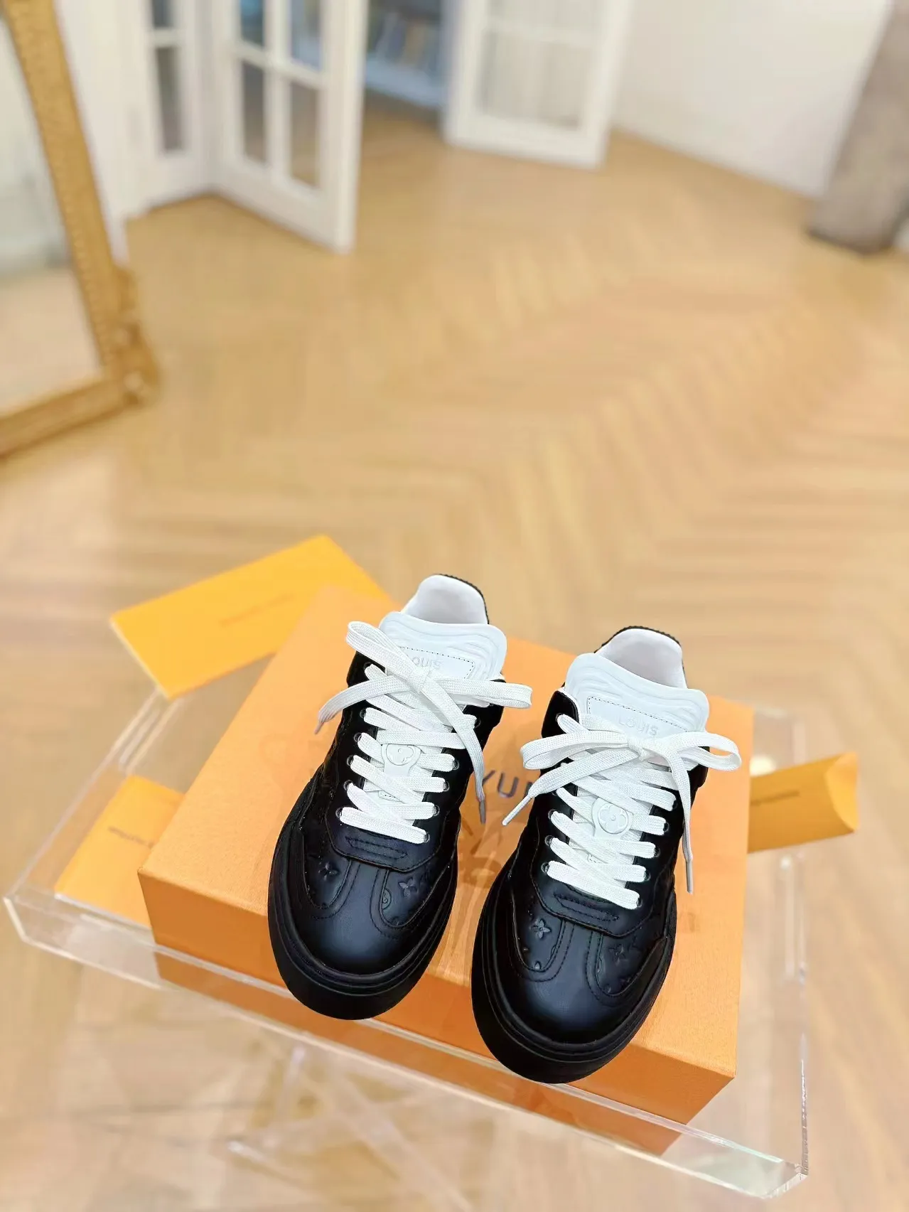 👟👟Ex-factory price 620👟👟Men's size +10 Same style for men and women🔥🔥𝐋𝐕 𝐃𝐢𝐬𝐜𝐨𝐯𝐞𝐫𝐲 2024 new sports shoes thick sole casual ❗️❗️ original purchase development and production LV Discovery lace-up shoes were unveiled at Louis Vuitton's fourth show. They are made of technical mesh fabric and metallic synthetic materials to create a streamlined design. Brand elements embellish the upper and lightweight rubber outsole, with technical shoelaces. Fabric: Original imported cowhide + technology mesh Inner lining: Original customized breathable mesh Sole: Original molded ultra-light rubber foam material Bottom thickness: 5.5CM Size: Women's 35-41 (41 customized), Men's 39-46, (45-46 customized)
